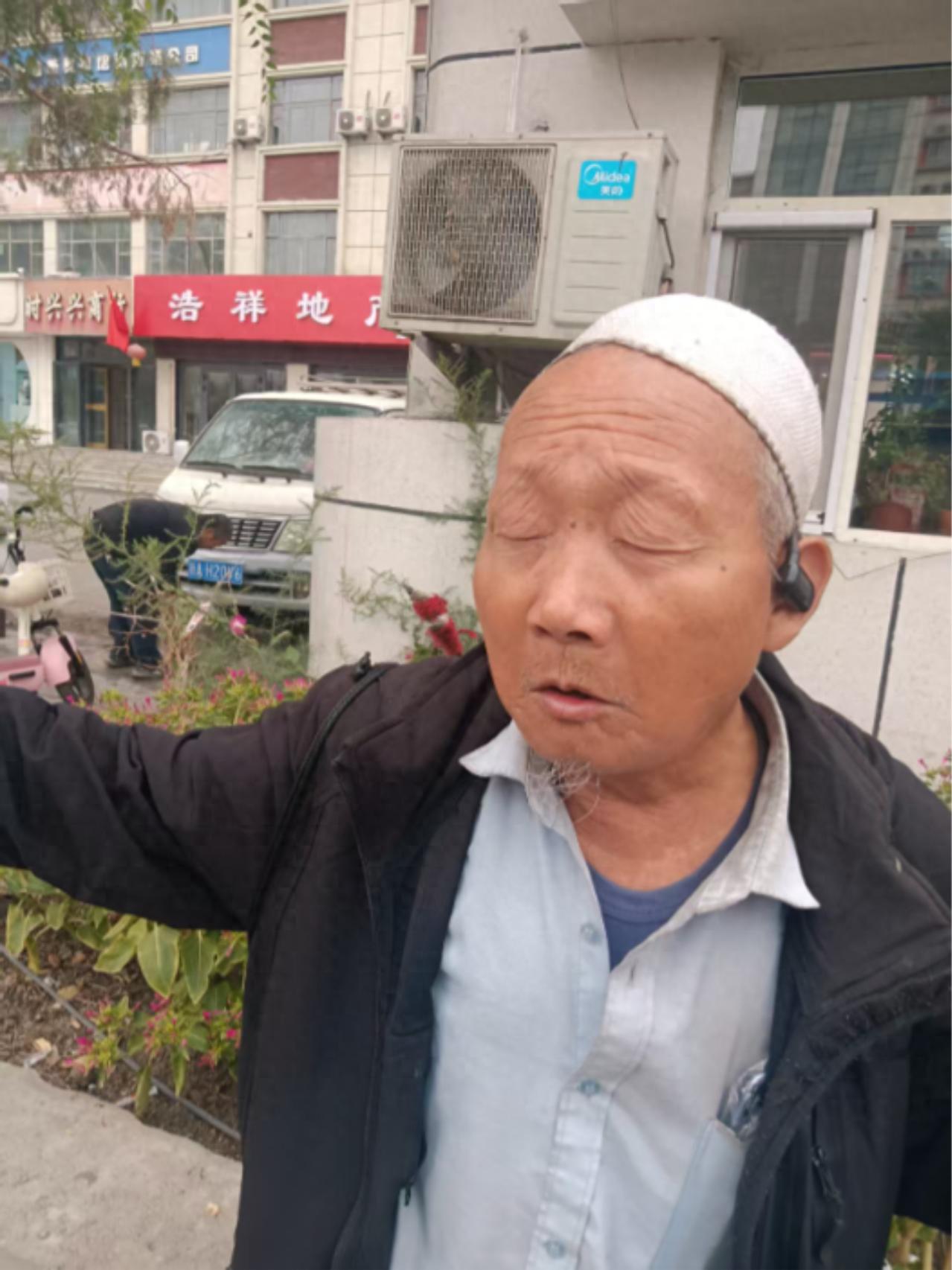 走失者照片 乌鲁木齐市寻亲：六旬老人被救助，穿...