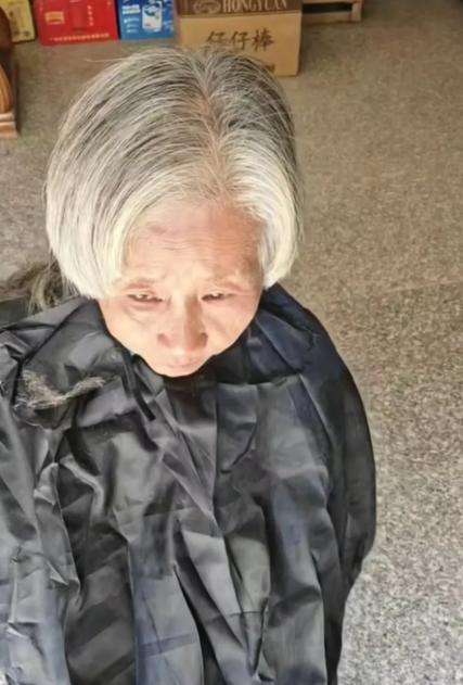 走失者照片 赣州市寻人：七旬老太走失，穿红色格...