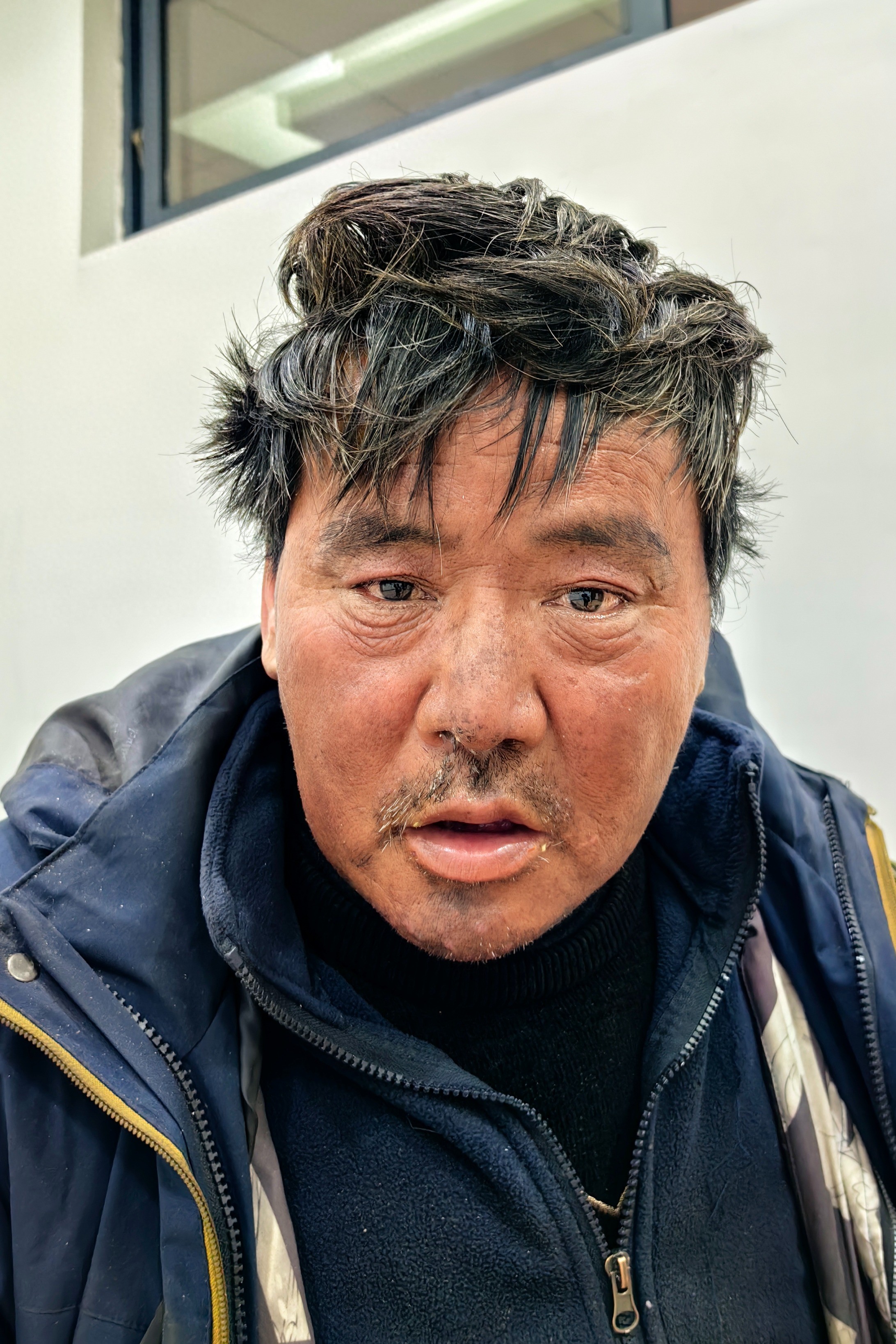 走失者照片 丽水市寻亲：五旬男子被救助，穿蓝黄...