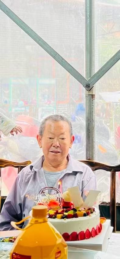 走失者照片 眉山市寻人：七旬老人走失，穿白色短...