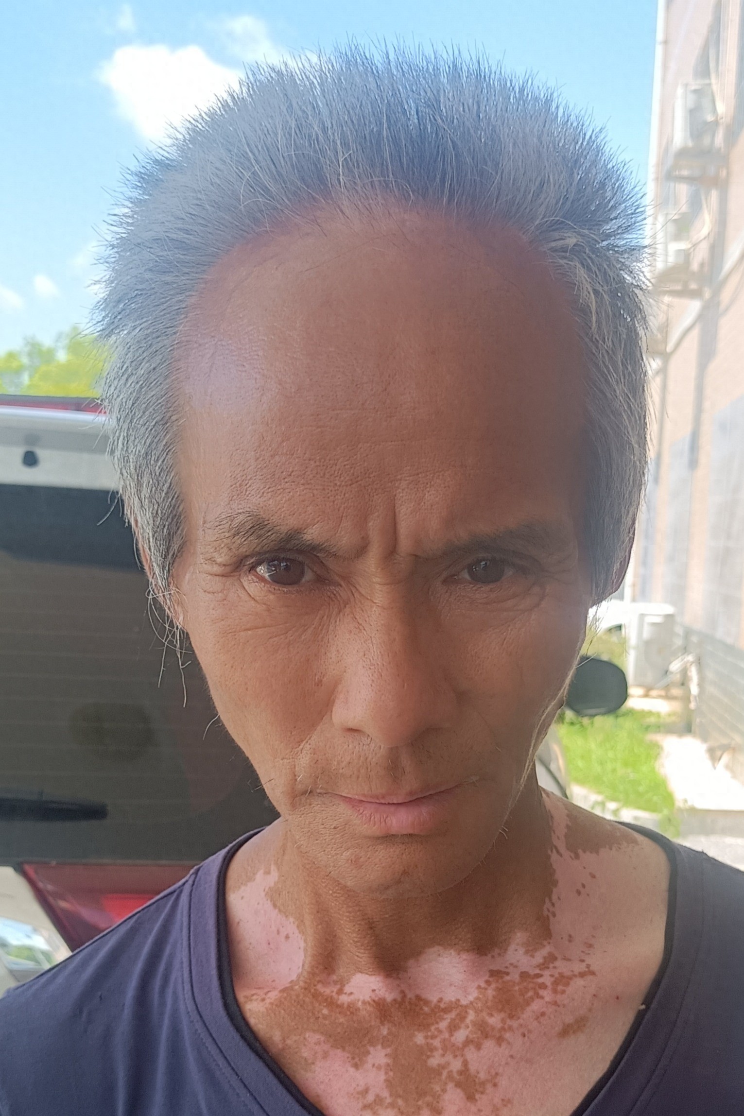 走失者照片 衡阳市寻亲：六旬老人被救助，穿深褐...