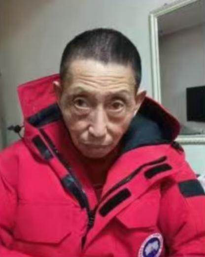 走失者照片 芜湖市寻人：八旬老人走失，穿红色羽...