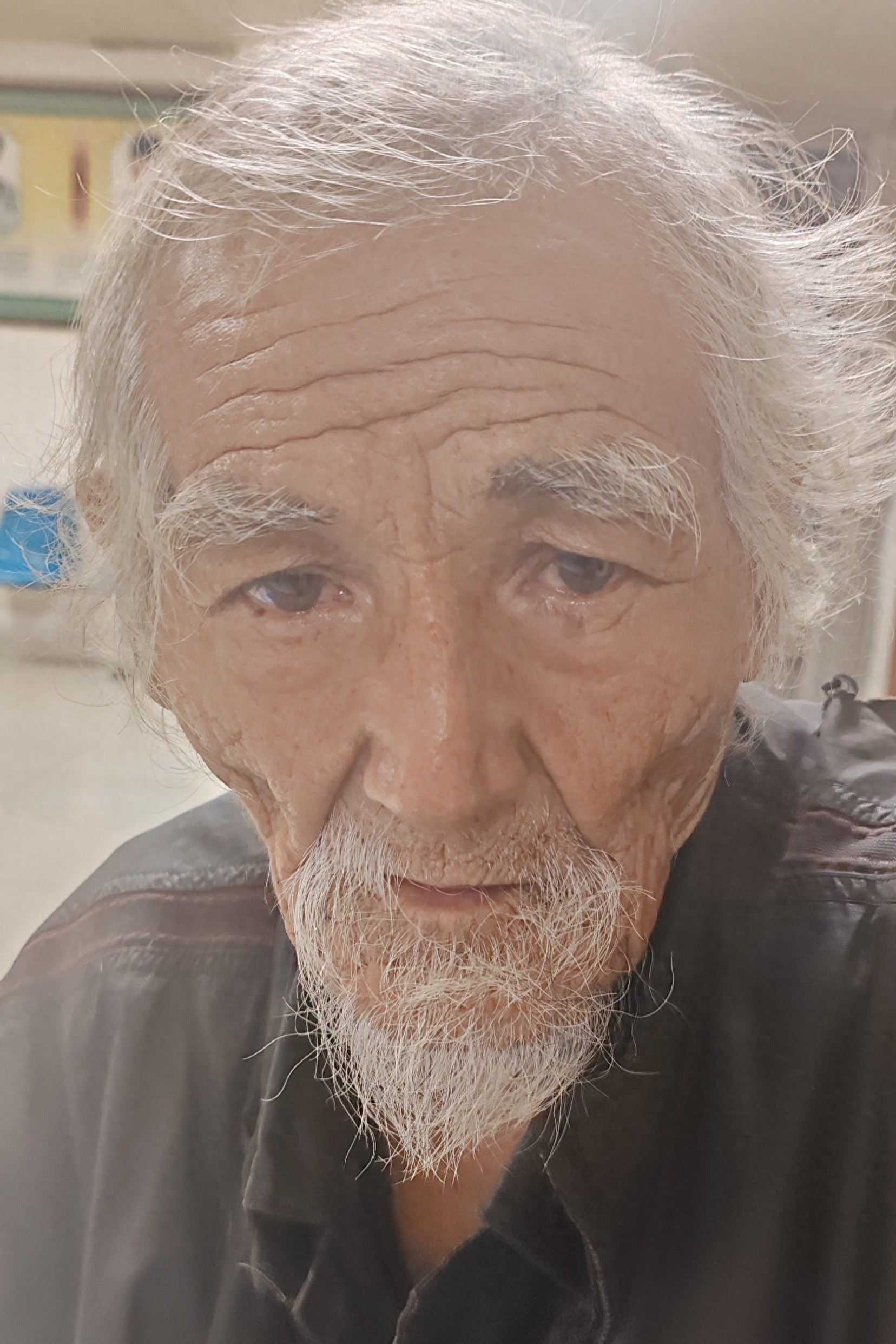 走失者照片 崇左市寻亲：七旬老人被救助，穿黑色...