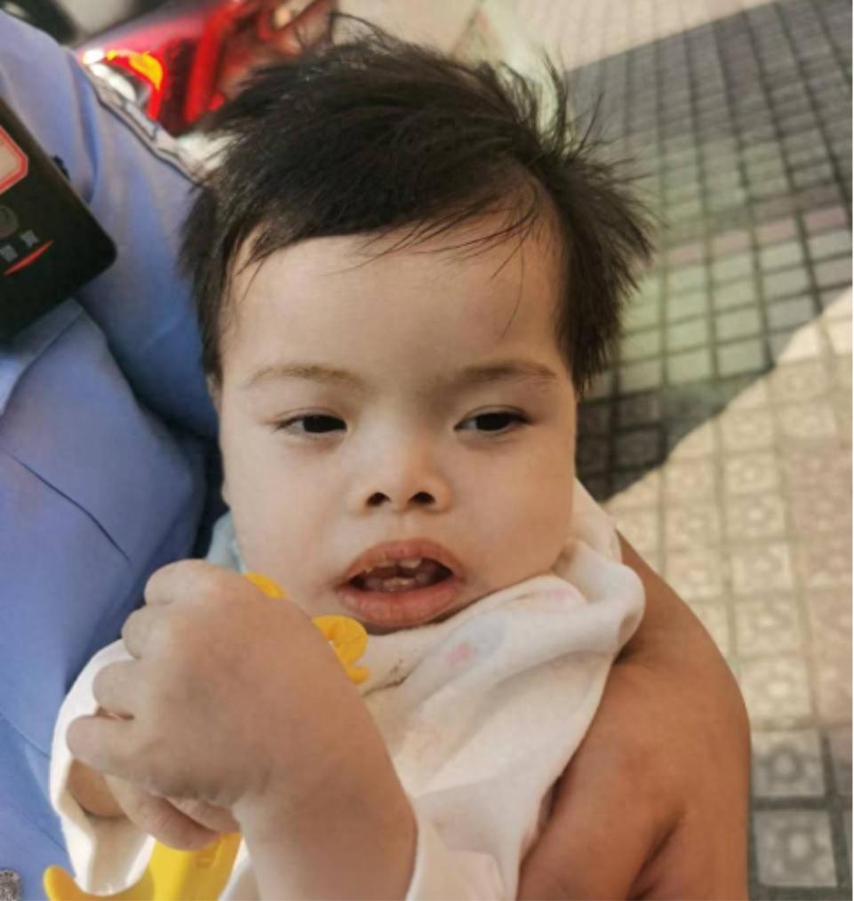 走失者照片 赣州市寻亲：1岁女孩被救助，穿白色...