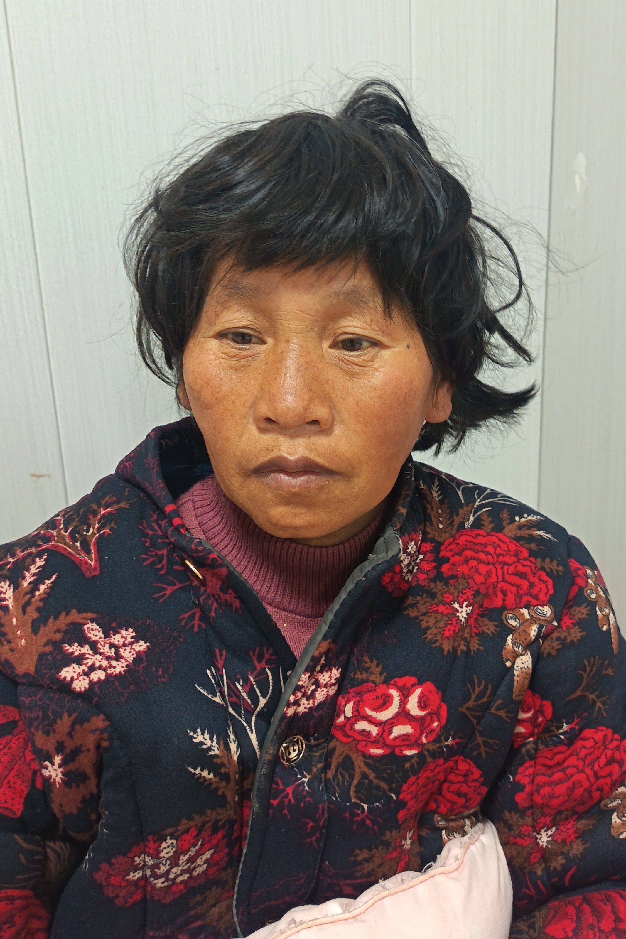 走失者照片 南阳市寻亲：中年女子被救助，穿花色...