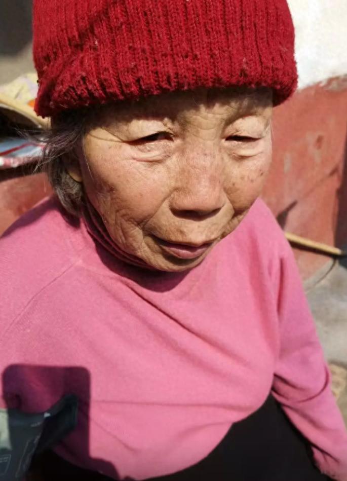 走失者照片 济宁市寻人：七旬老太走失，穿红色上...
