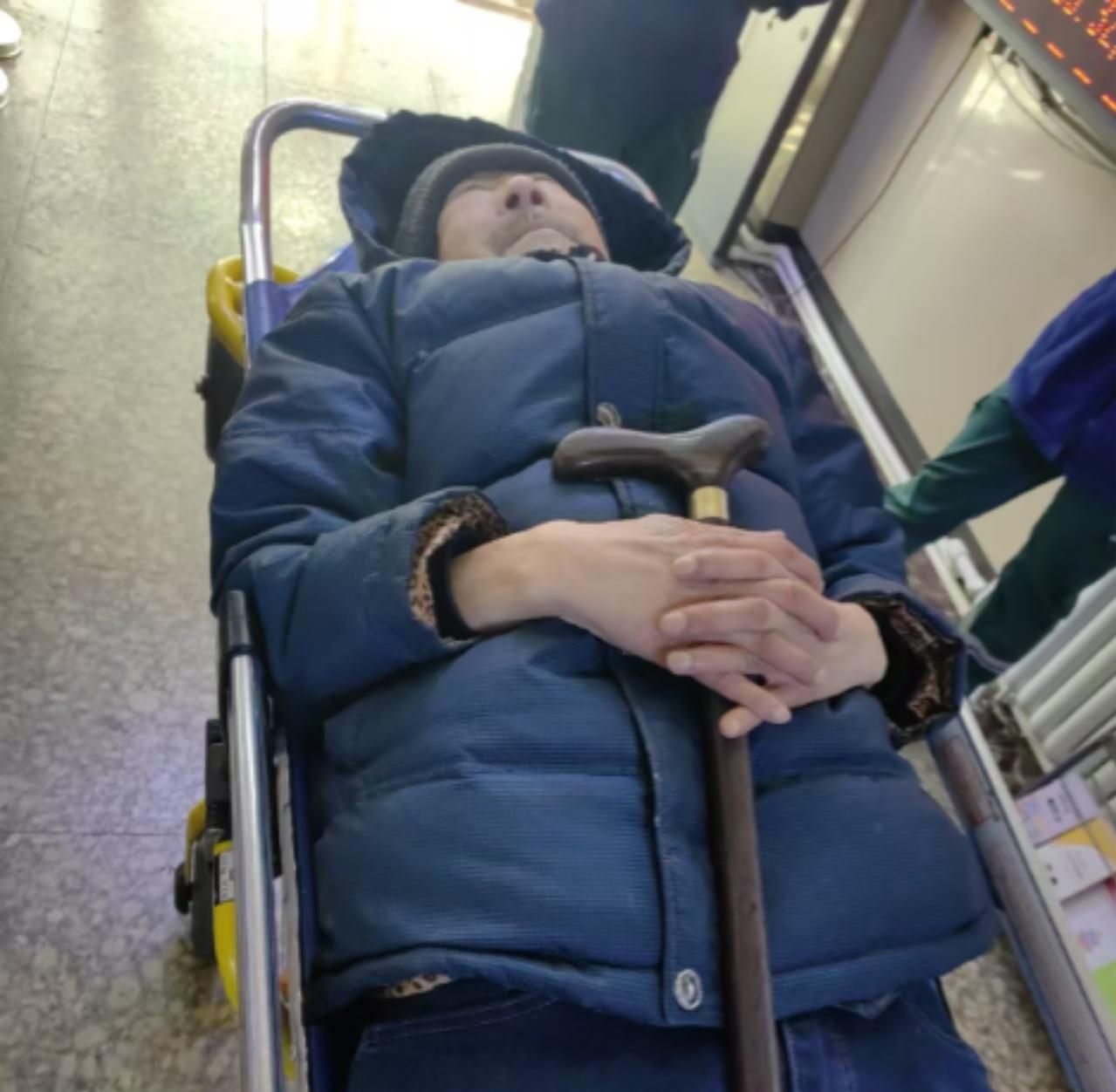 走失者照片 哈尔滨市寻亲：七旬老人被救助，穿藏...