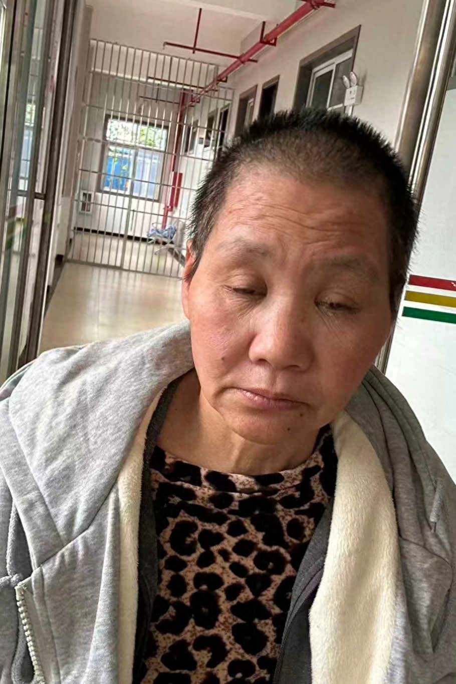 走失者照片 南阳市寻亲：六旬老太被救助，穿灰色...