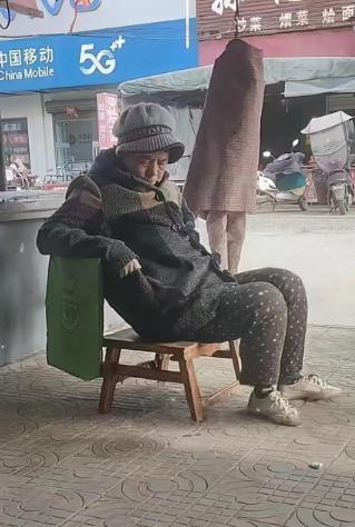 走失者照片 南阳市邓州市寻人：六旬老太走失，穿...