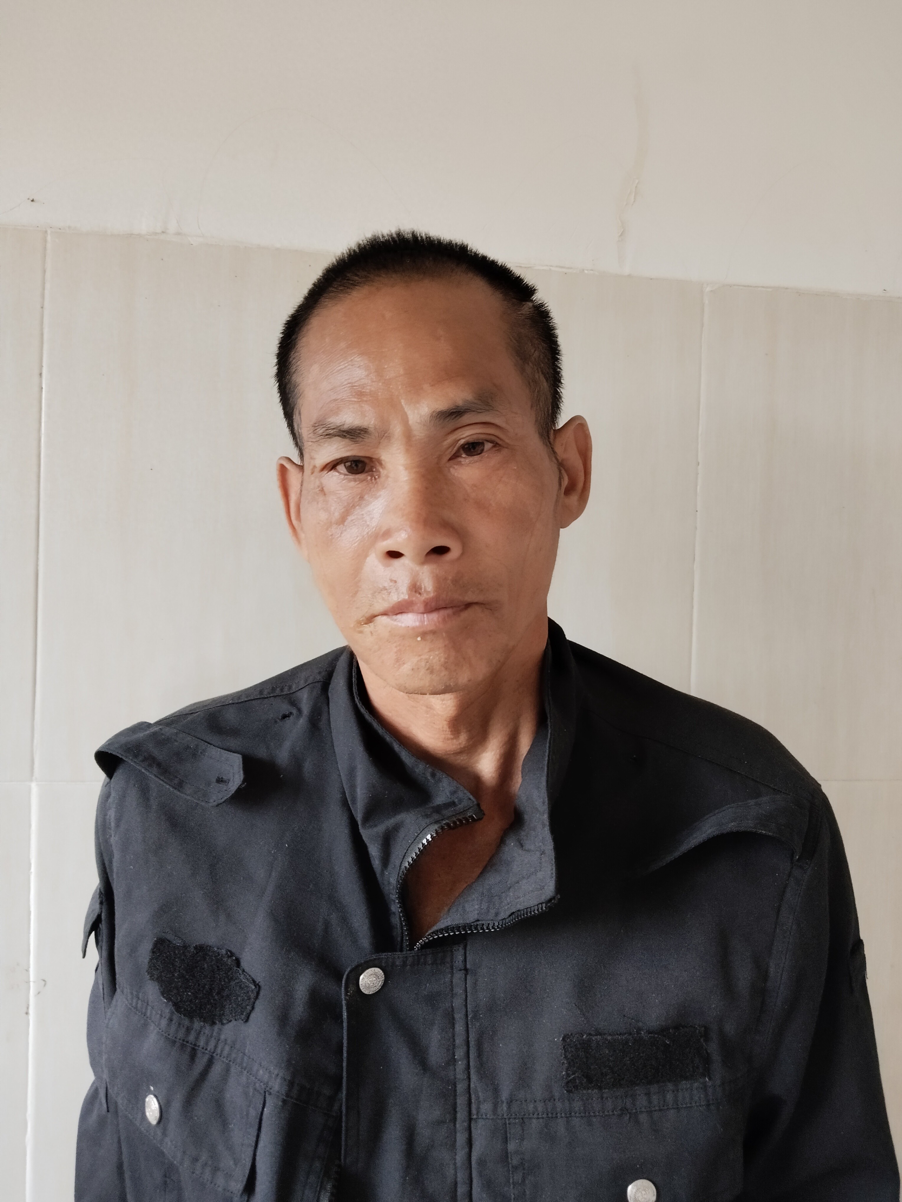 走失者照片 乐东县寻亲：六旬老人被救助，穿黑色...