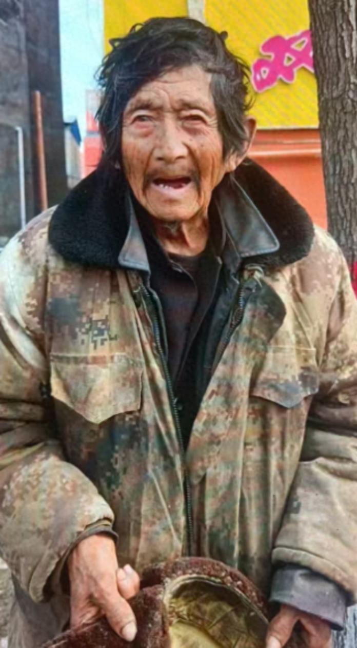 走失者照片 驻马店市寻亲：六旬老人被救助，穿迷...