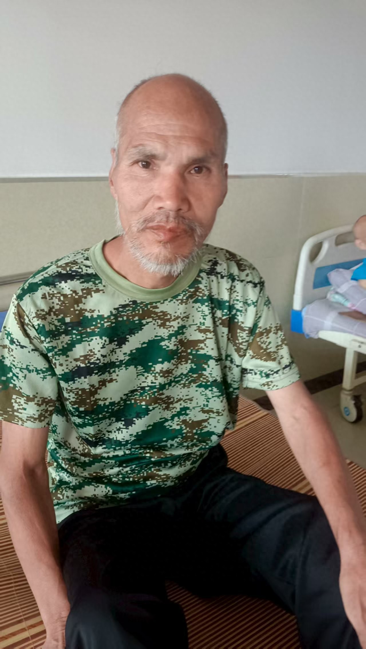 走失者照片 十堰市寻亲：六旬老人被救助，穿黑色...