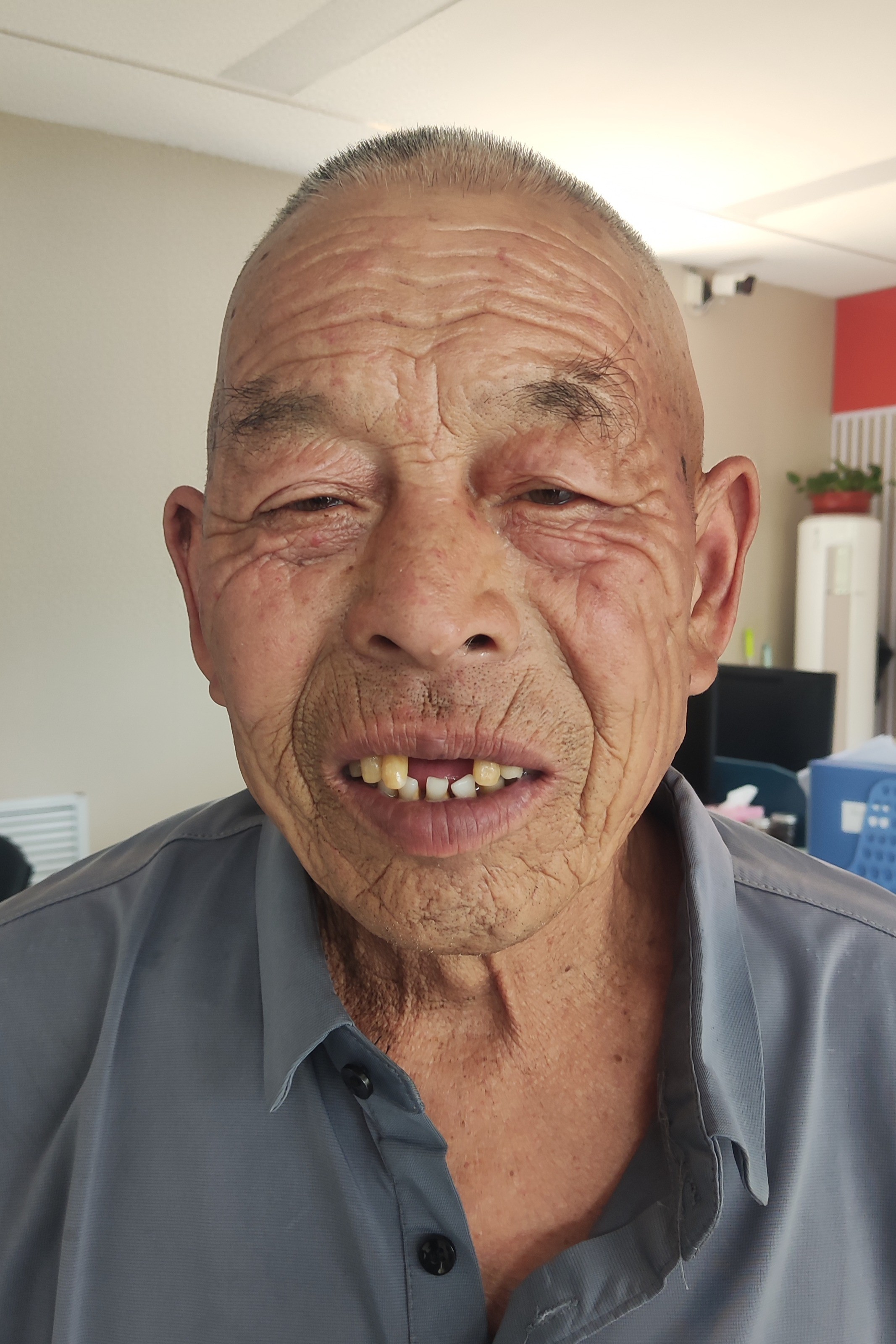 走失者照片 东营市寻亲：七旬老人被救助，穿灰色...
