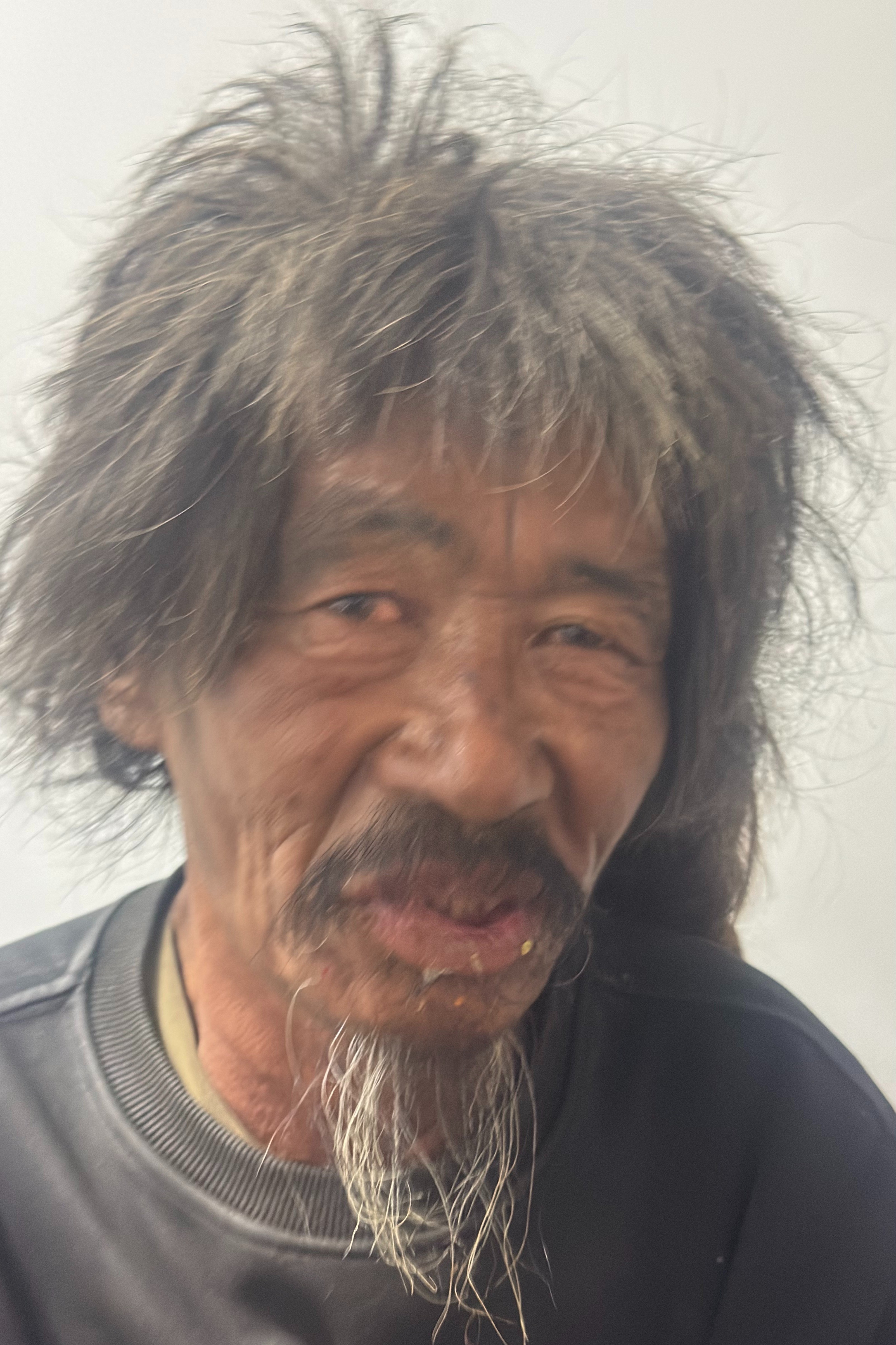 走失者照片 枣庄市寻亲：六旬老人被救助，穿军绿...