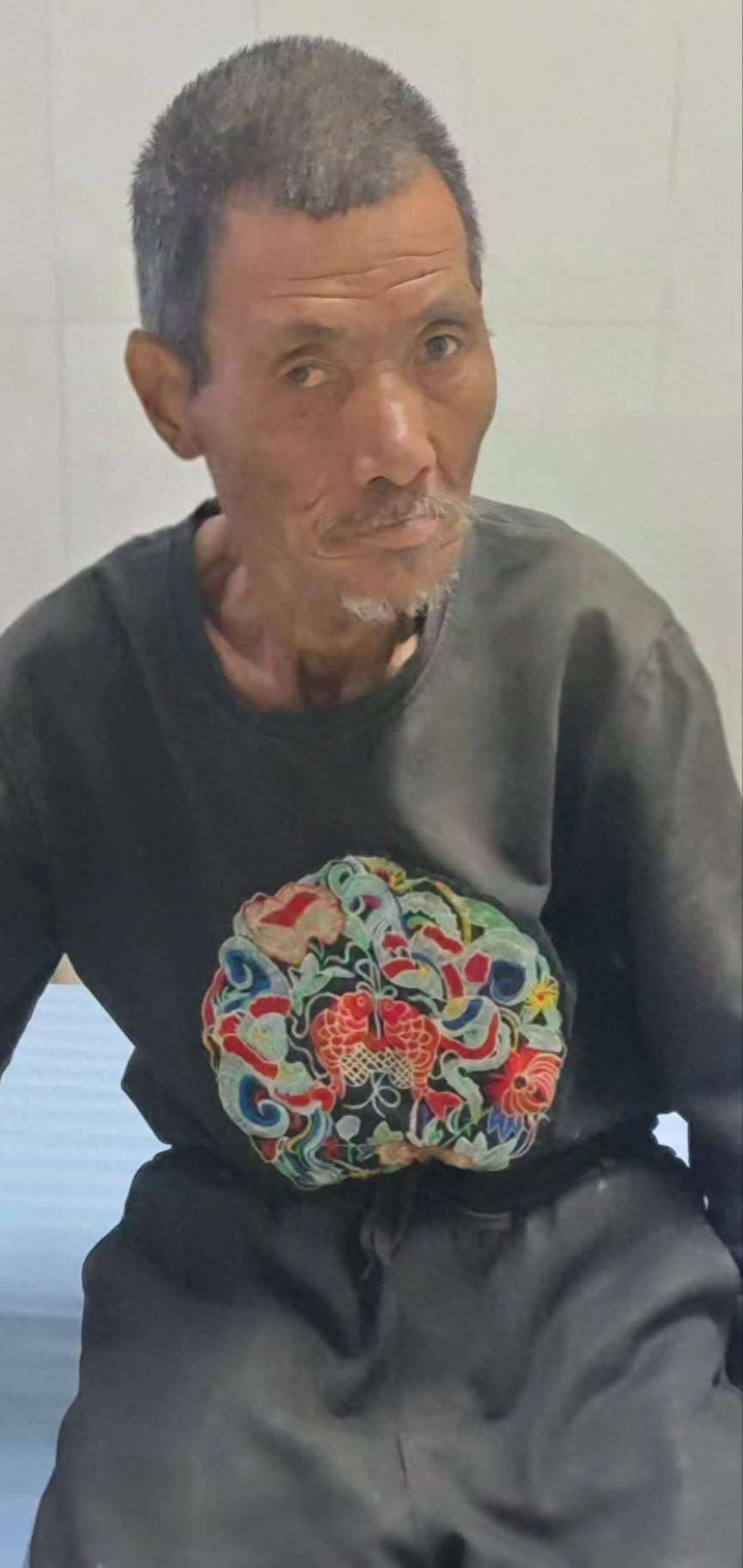 走失者照片 济宁市寻亲：六旬老人被救助，穿黑色...