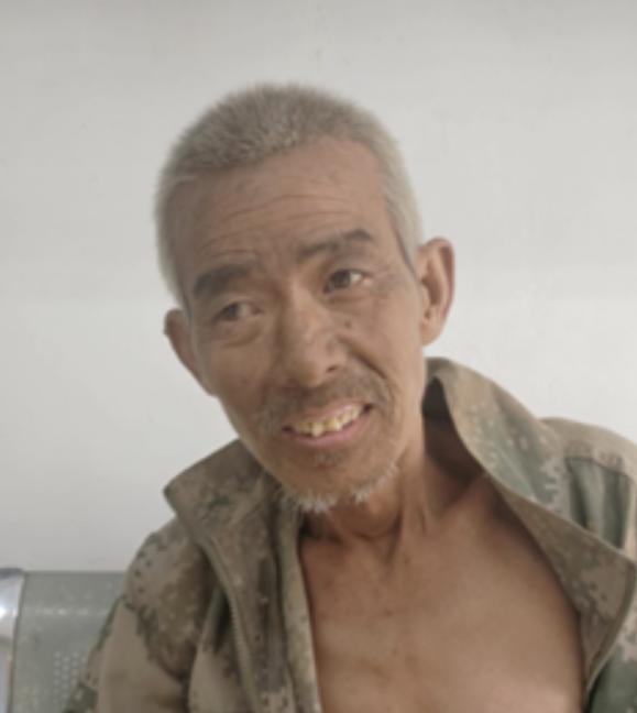 走失者照片 南阳市寻亲：七旬老人被救助，穿迷彩...