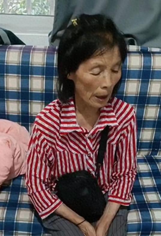 走失者照片 玉溪市寻人：七旬老太走失，穿红白条...