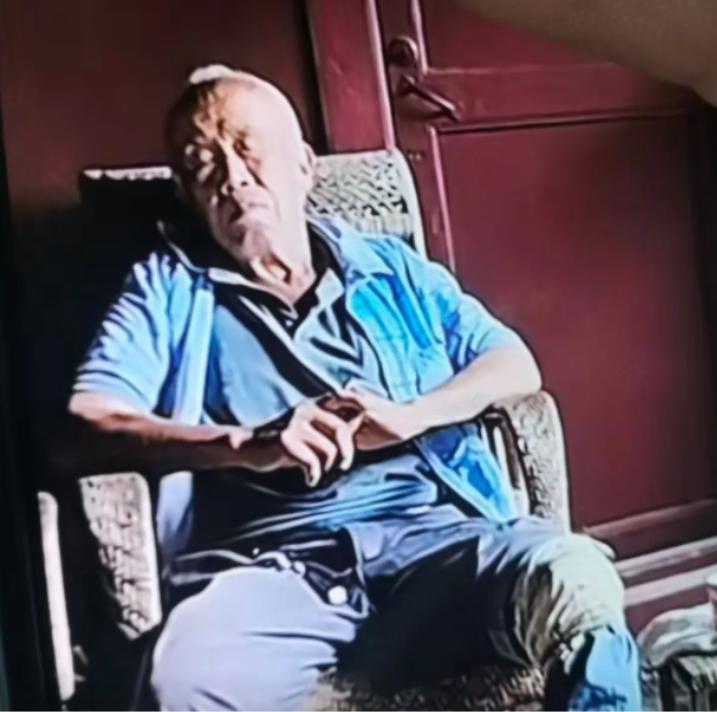 走失者照片 德宏州寻人：七旬老人走失，穿蓝色衬...