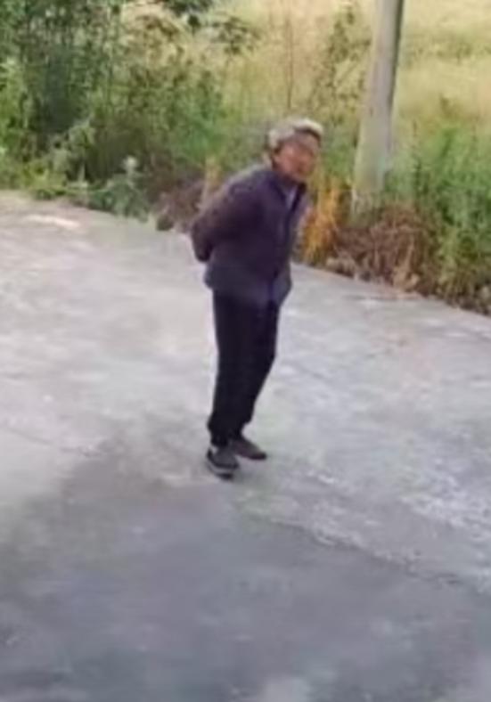 走失者照片 安庆市寻人：八旬老太走失，穿深蓝色...