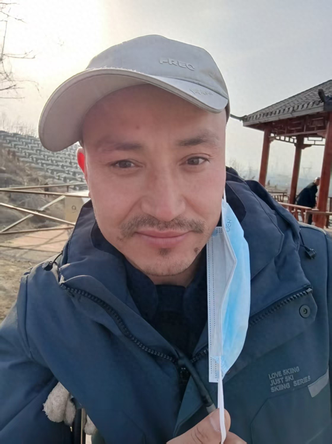 走失者照片 乌鲁木齐市寻亲：青年男子被救助，穿...