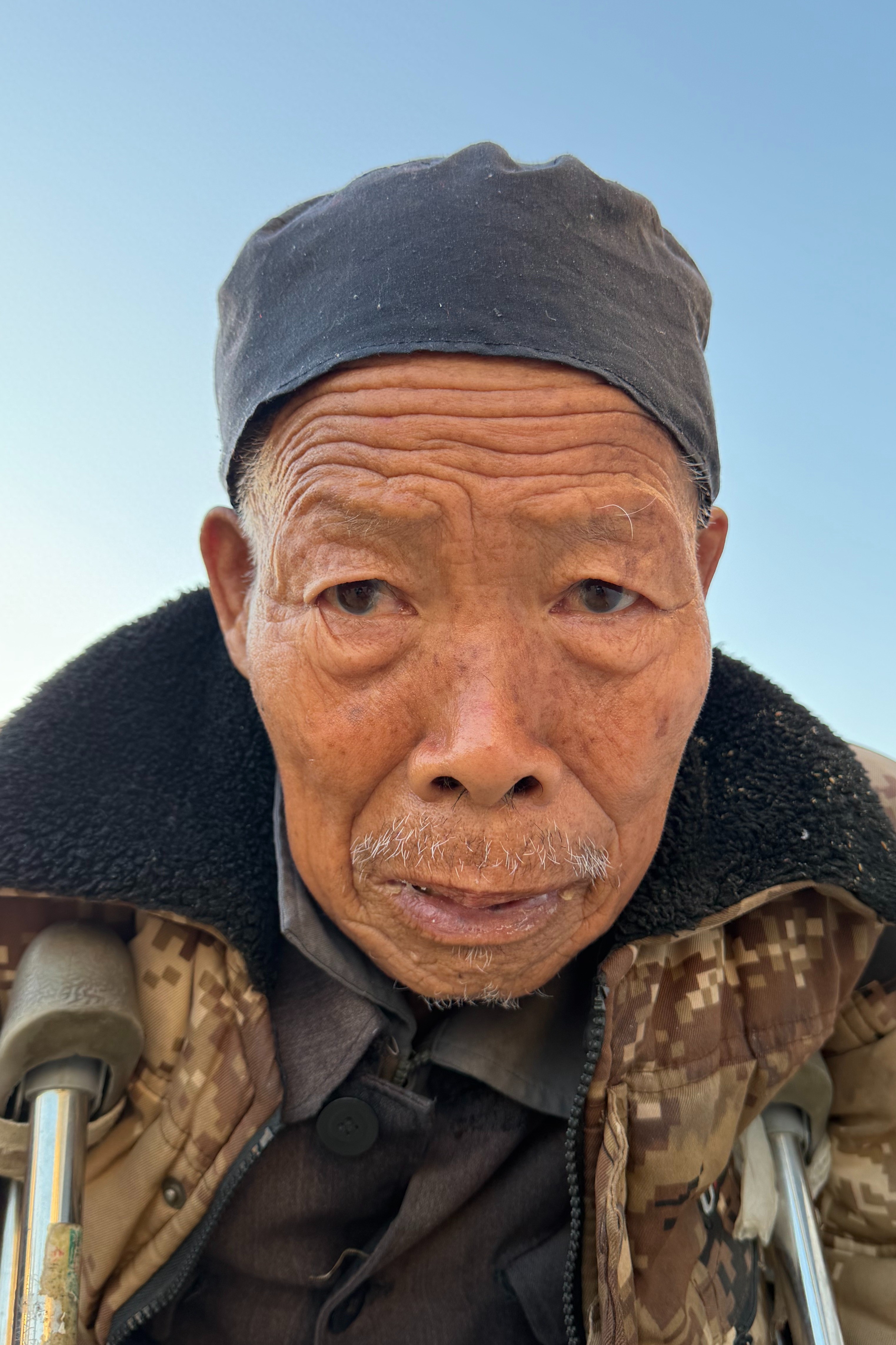 走失者照片 南阳市寻亲：七旬老人被救助，穿黑灰...