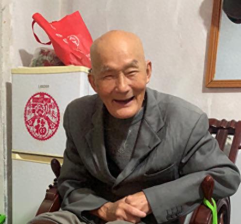 走失者照片 西安市寻人：九旬老人走失，穿白底黑...