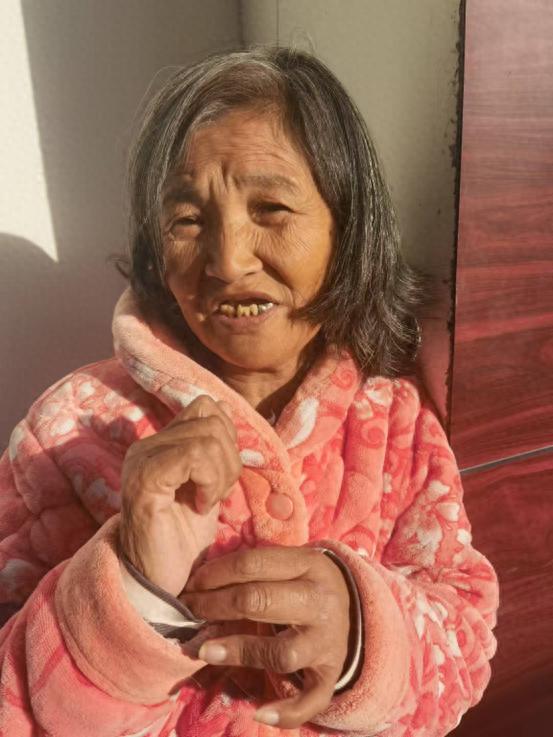 走失者照片 驻马店市寻亲：五旬女子被救助，穿粉...