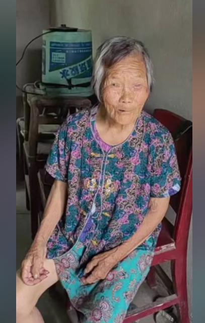 走失者照片 黄冈市寻人：八旬老太走失，穿红色短...