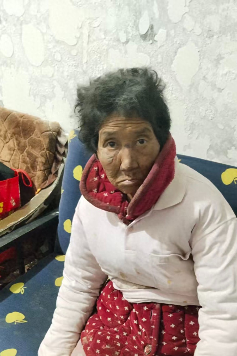 走失者照片 开封市寻亲：六旬老太被救助，穿粉色...