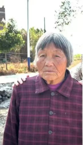 走失者照片 贺州市寻人：八旬老太走失，穿蓝色上...