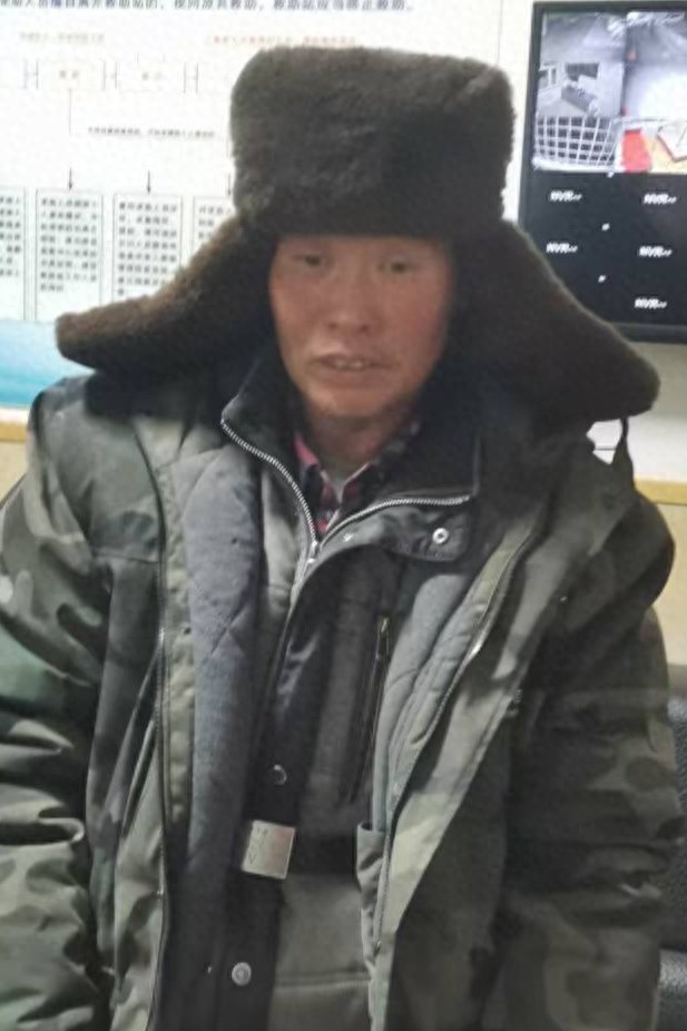 走失者照片 绥化市寻亲：六旬老人被救助，穿迷彩...