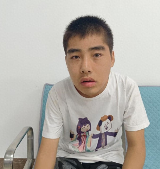 走失者照片 日照市寻亲：青年男子被救助，穿白色...