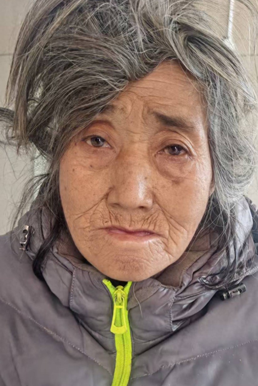 走失者照片 济南市寻亲：七旬老太被救助，穿灰色...