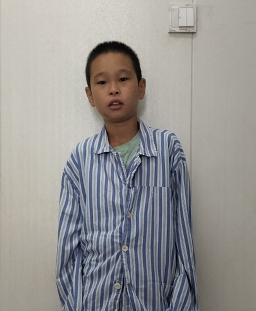 走失者照片 南阳市寻亲：8岁男孩被救助，穿浅蓝...