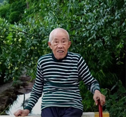走失者照片 成都市寻人：九旬老人走失，穿蓝色衣...