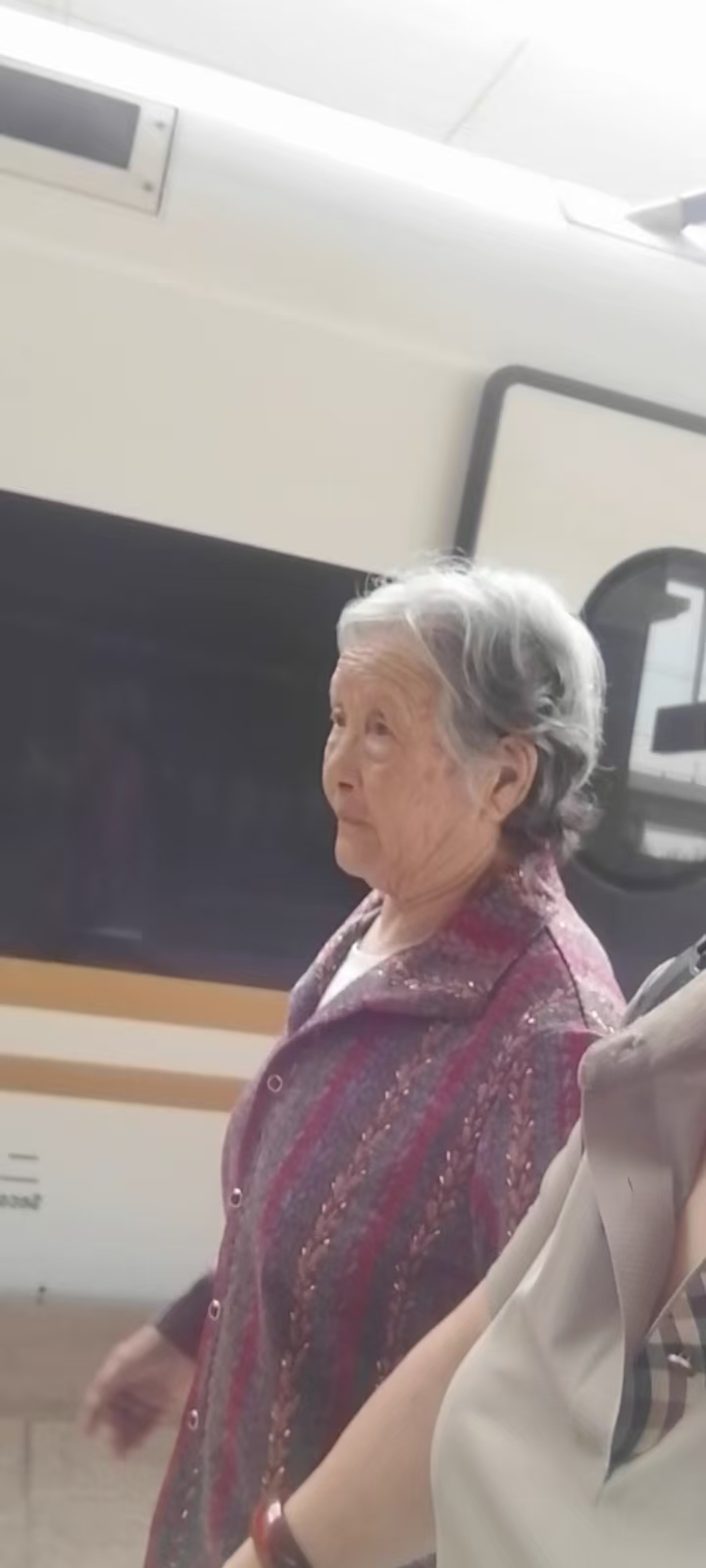 走失者照片 天津市寻人：八旬老太走失，穿红色竖...