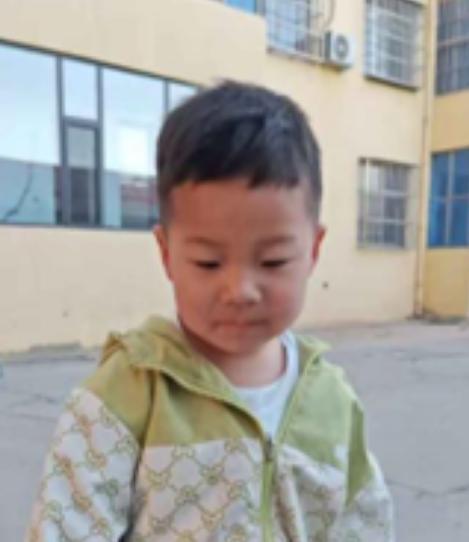 走失者照片 运城市寻亲：3岁男孩被救助，穿白绿...