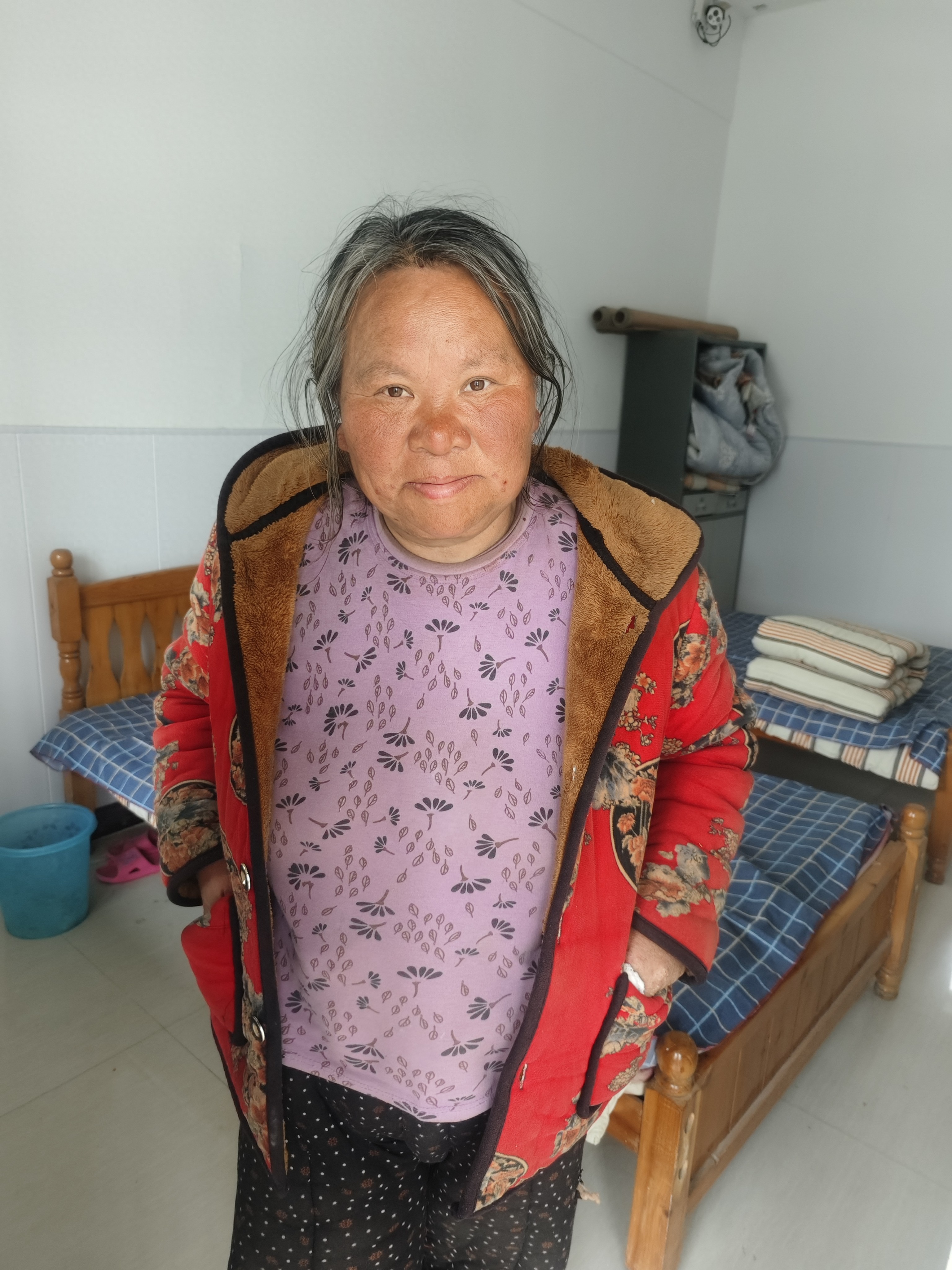 走失者照片 阜阳市寻亲：六旬老太被救助，穿红色...
