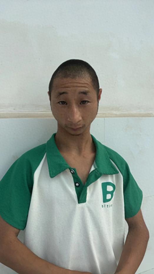 走失者照片 信阳市寻亲：青年男子被救助，穿白绿...