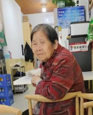 走失者照片 渭南寻人：八旬老太走失，穿红色格子...