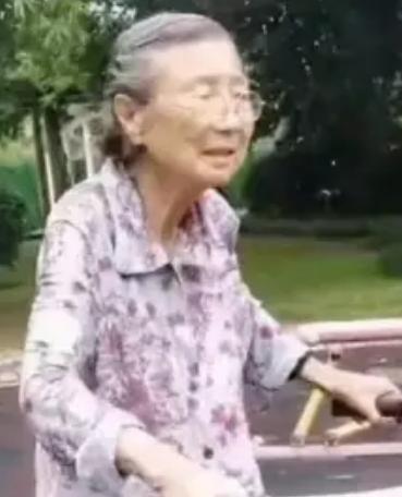 走失者照片 九江市寻人：八旬老太走失，穿玫红色...