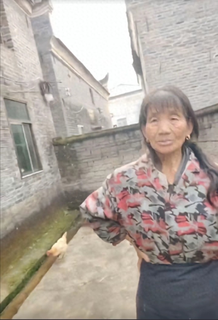 走失者照片 吉安市寻人：六旬老太走失，穿迷彩衣...
