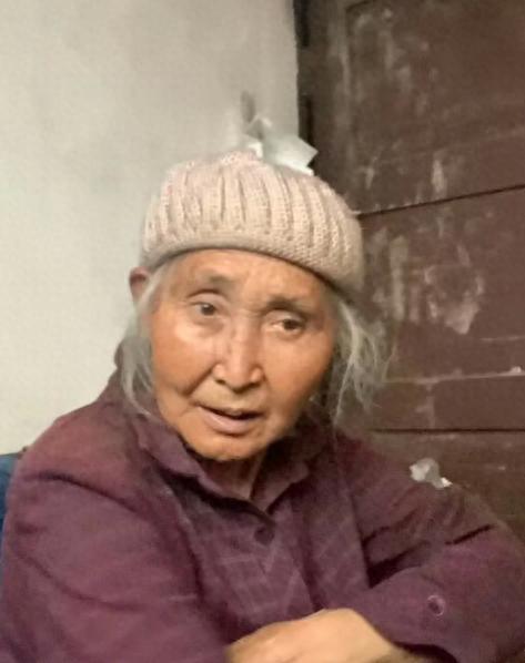 走失者照片 遵义市寻人：七旬老太走失，戴灰色毛...