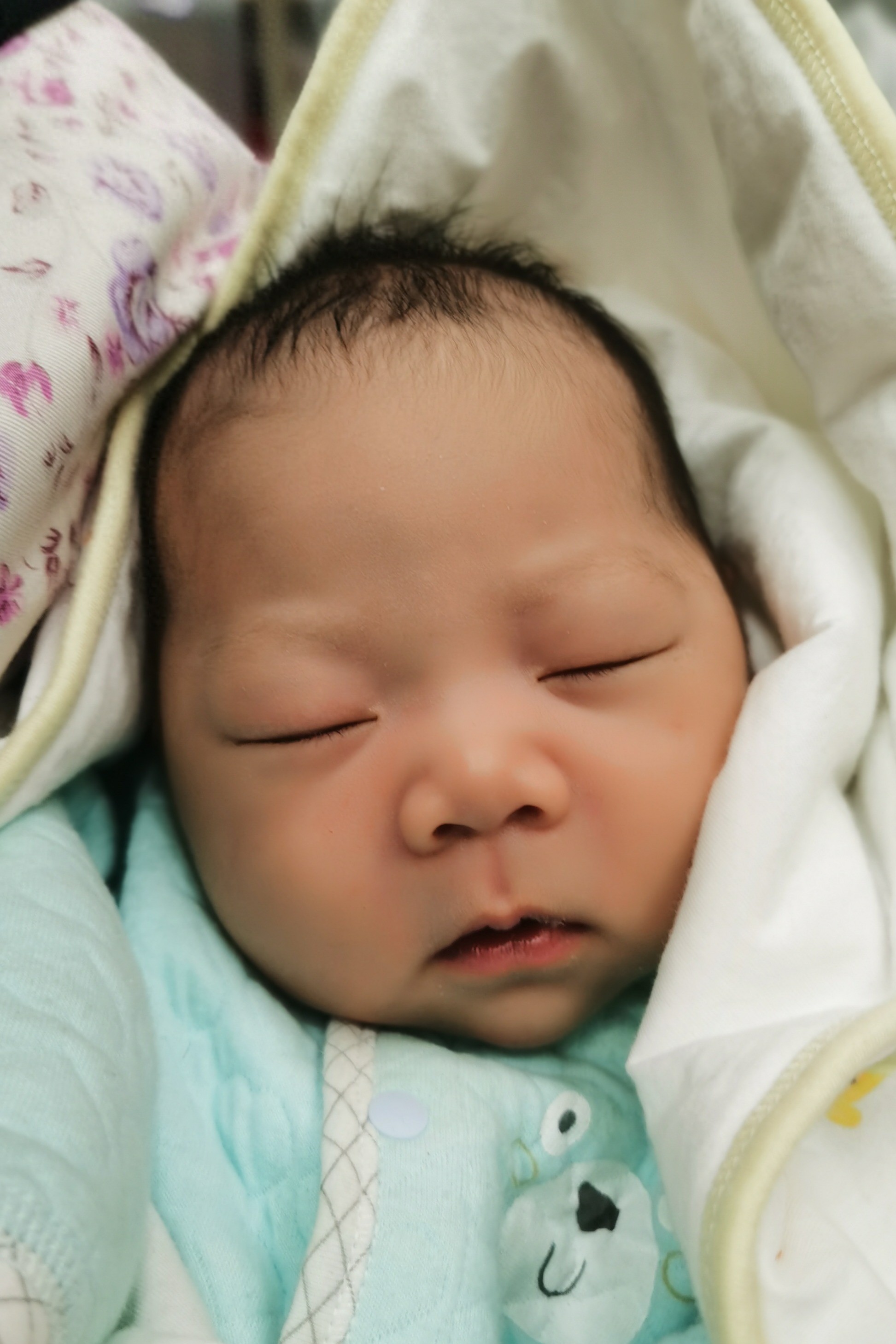 走失者照片 呼和浩特市寻亲：初生男婴被救助，裹...