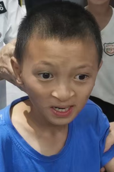 走失者照片 南昌市寻亲：8岁男孩被救助，穿蓝色...