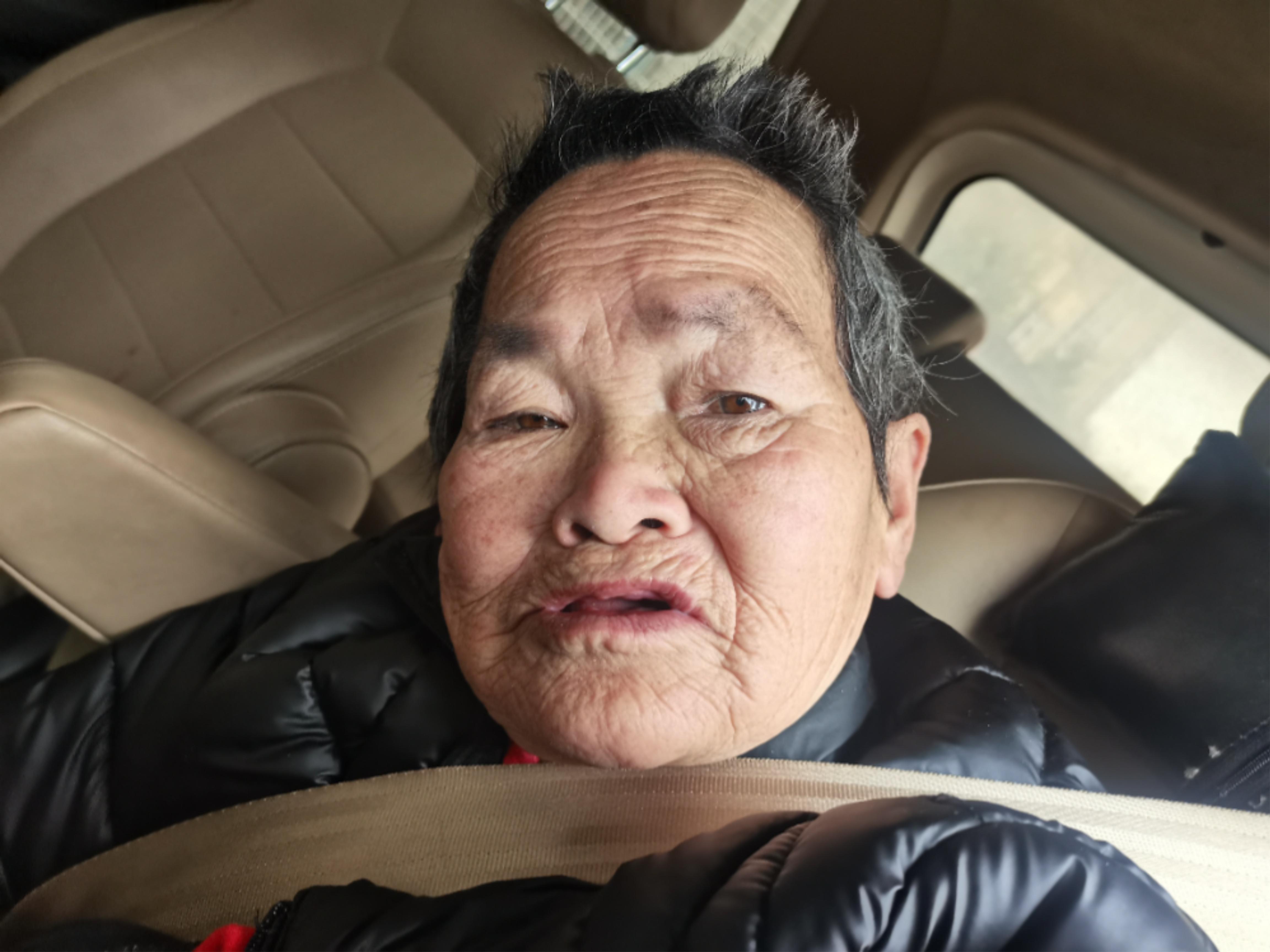 走失者照片 湘西州寻亲：七旬老太被救助，穿黑色...