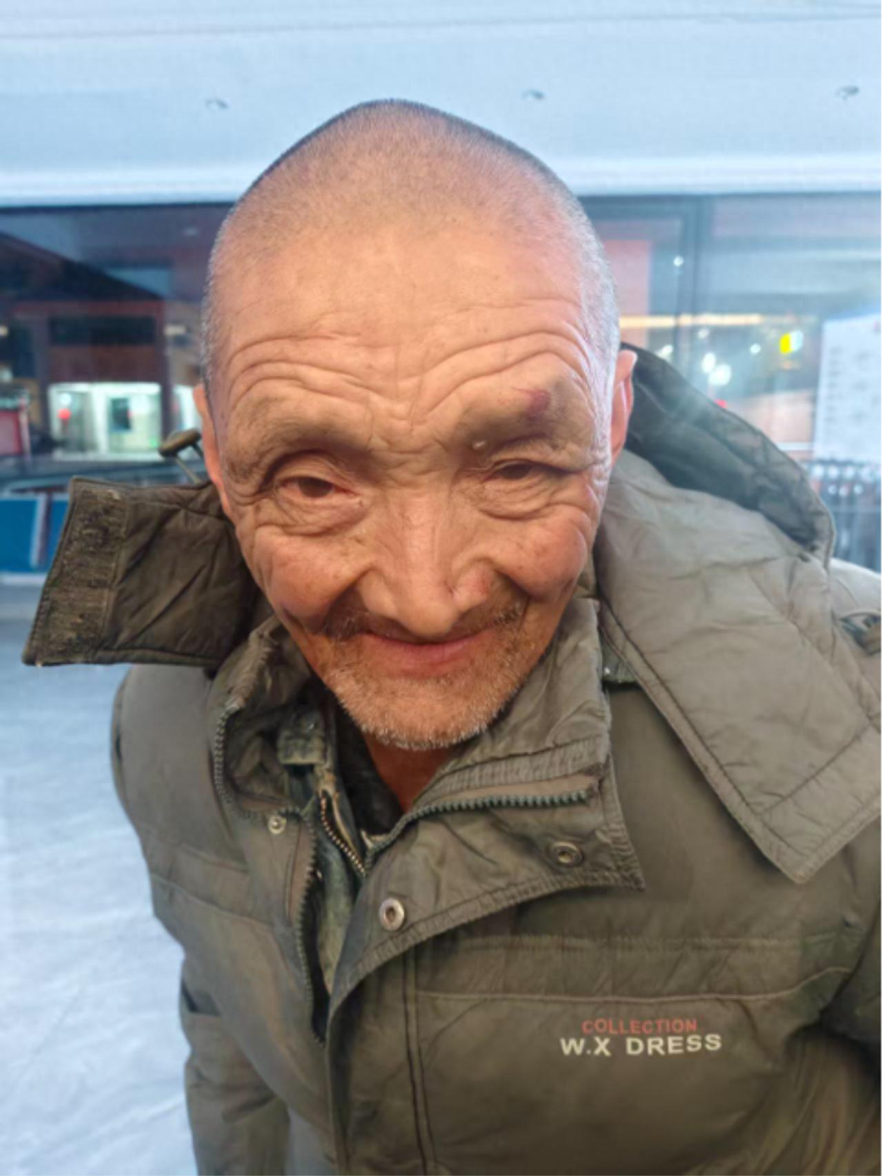 走失者照片 襄阳市寻亲：六旬老人被救助，穿灰色...