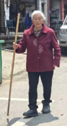 走失者照片 泸州市寻人：七旬老太走失，穿深紫色...