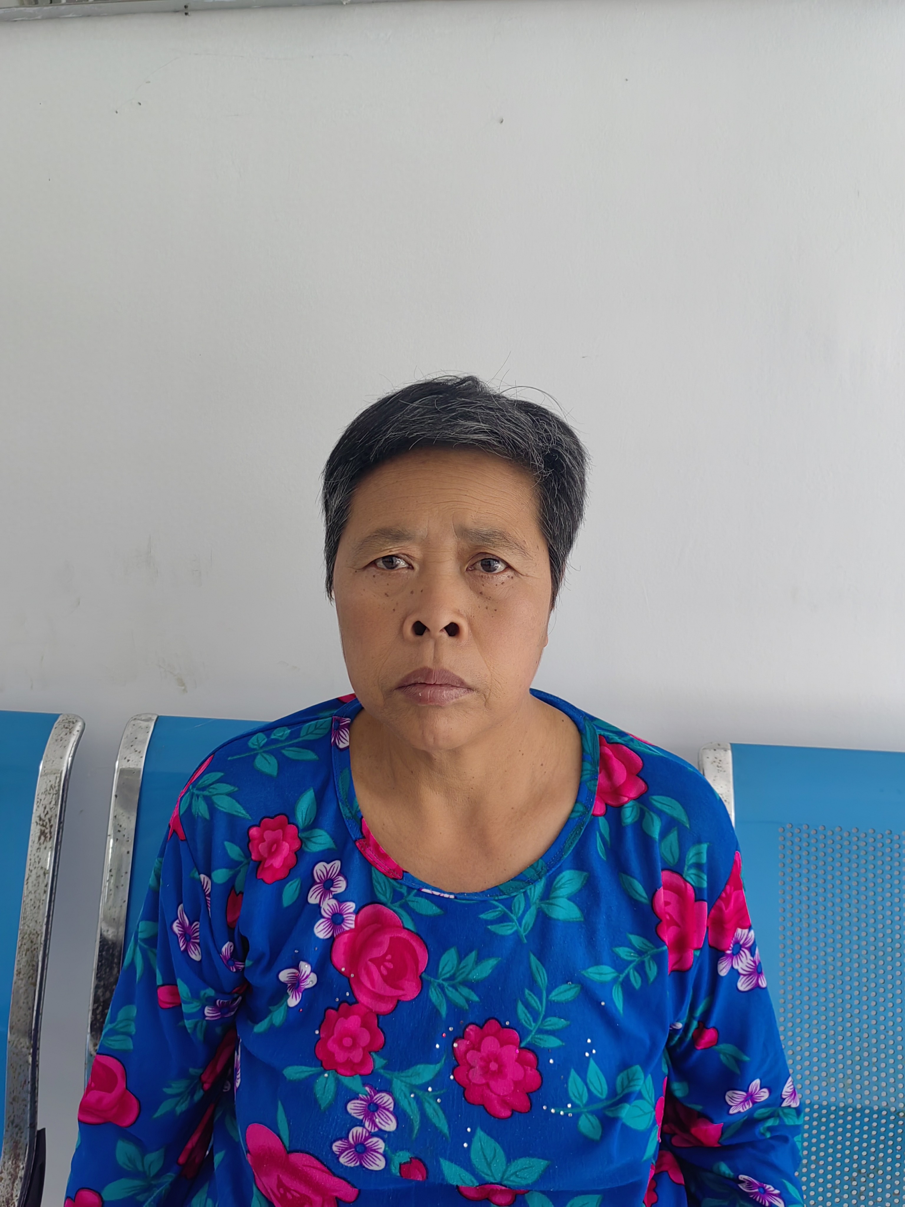 走失者照片 汉中市寻亲：六旬老太被救助，穿蓝底...