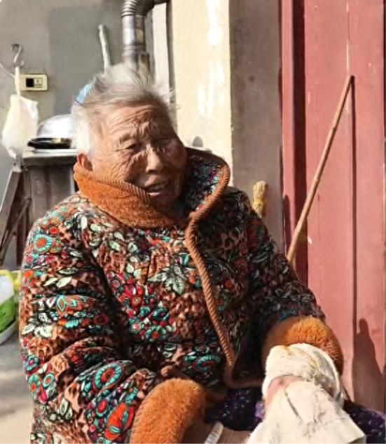 走失者照片 孝感市寻人：八旬老太走失，穿紫色外...